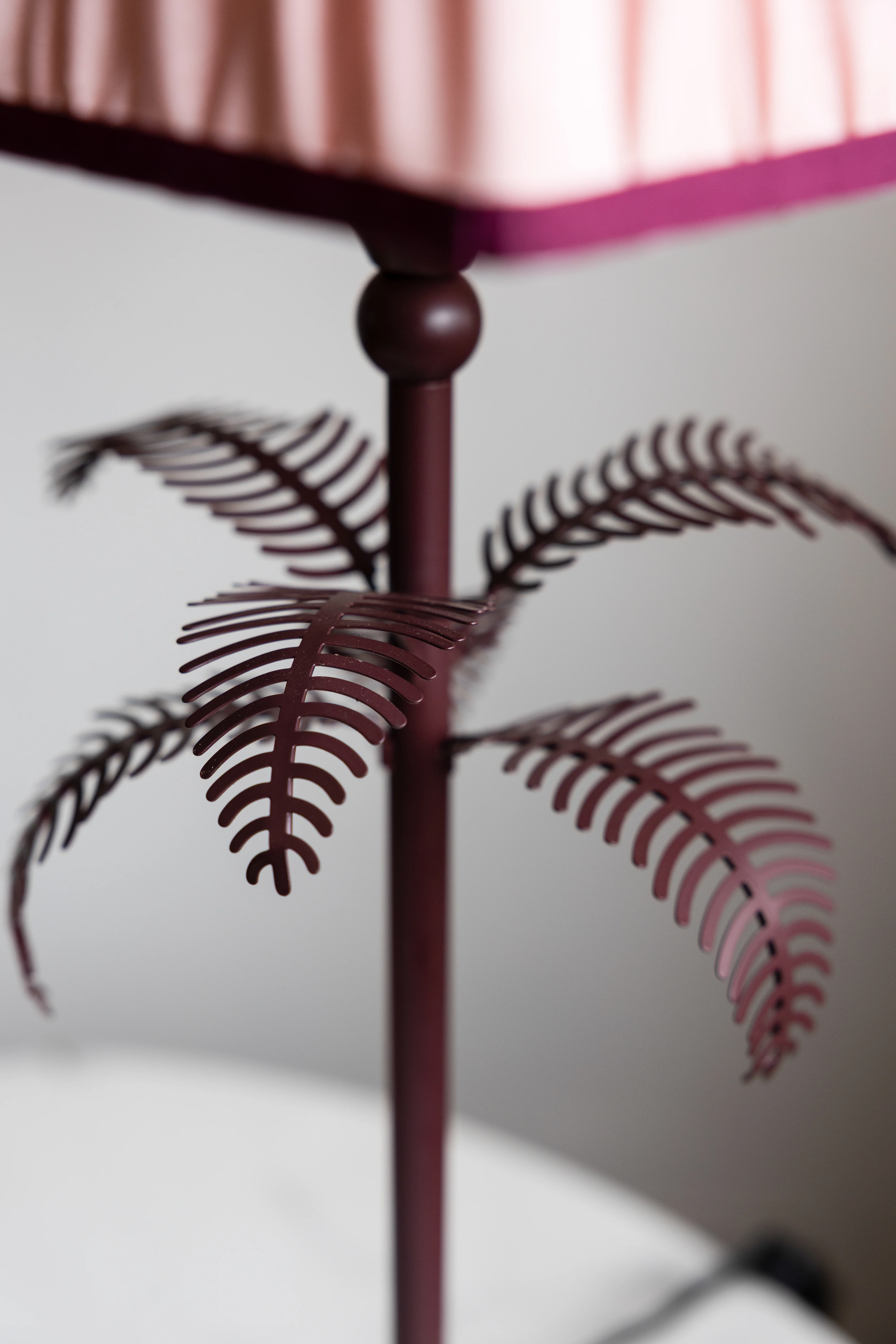 Palm Tree Table Lamp - Pink & Burgundy - Image 4