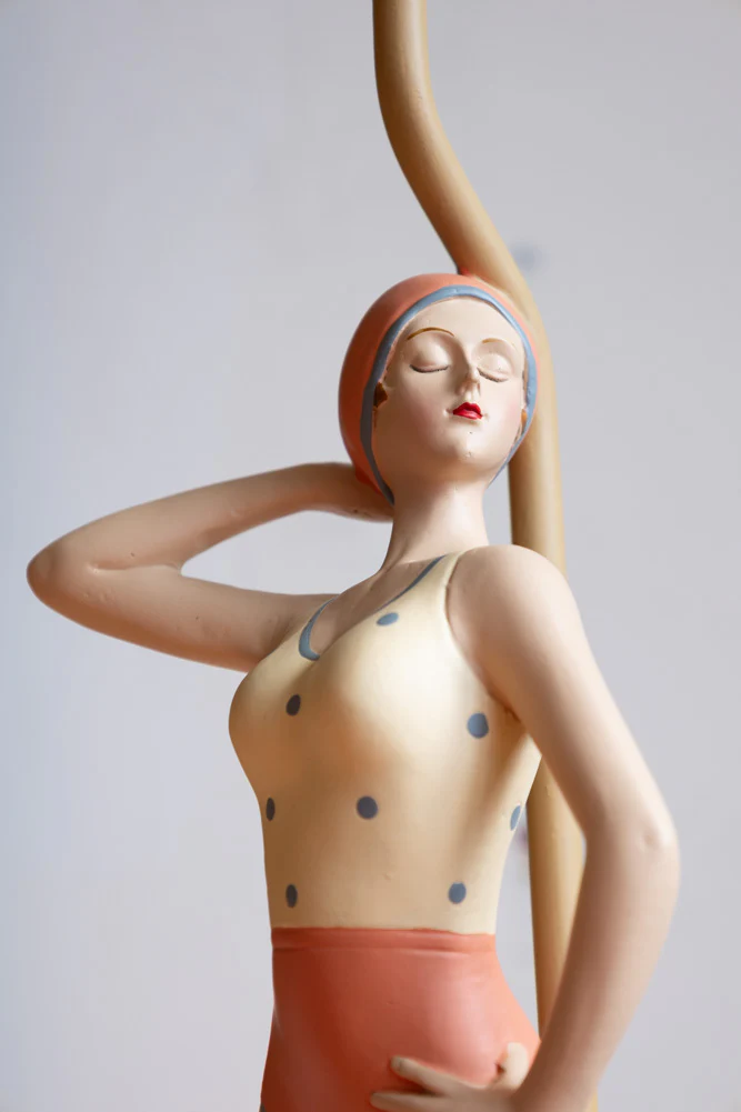 Retro-Style Bather Table Lamp with Globe - Image 3